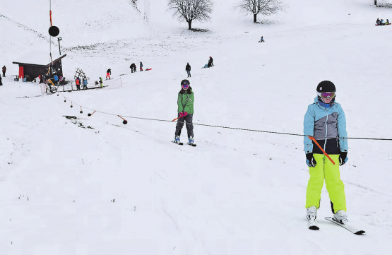Mit Schwung hinauf auf den «Giri»: Die zwei jungen Skifahrerinnen freuen sich schon auf die Talfahrt. (Bilder: aw.)