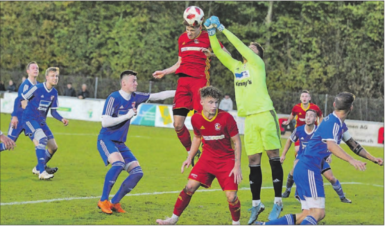 Eine weitere Schöftler Chance vereitelt: Wettingens Hüter Jeffrey Bossert gegen Tim Lüscher (oben) und Jan Schneider. Fünf Wettinger Spieler verfolgen die Szene. (Bild: Otto Lüscher)