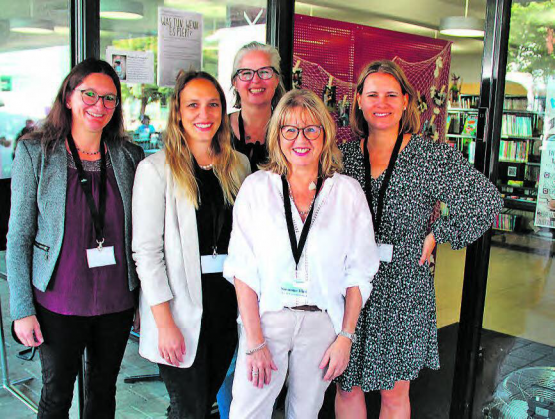 Voller Tatendrang: Das Team der Bibliothek Seengen freut sich, Neugierigen das Konzept und die Funktionen rund um Open Library vorzustellen. (Bild: grh)