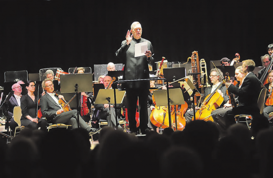 Der rezitierende Dirigent: Douglas Bostock liest aus dem Gedicht «The Lark Ascending» von George Meredith und dirigiert anschliessend das «Orchester gross» des argovia philharmonic. (Bilder: Remo Conoci)