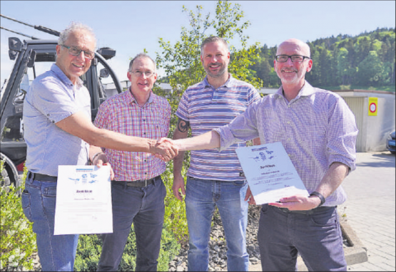 Erfolgreiche Rezertifizierung: (v.l.n.r.) Urs Meyer (Stiftung Natur und Wirtschaft) sowie Urban Müller-Tschanz, Hendrix Müller, Erwin Müller-Meyer (Sebastian Müller AG). (Bild: zVg.)