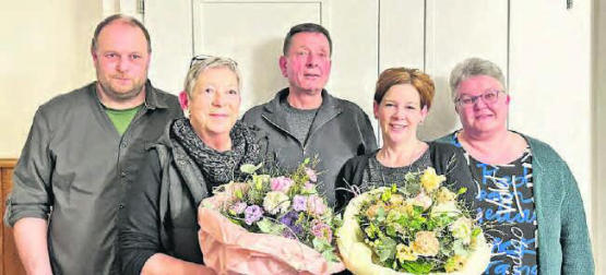 Es wurden Blumensträusse verteilt (v.l.): Aktuar Markus Bolliger, Trudy Tanner, Präsident Beat Klaus, Nicole Frei, Kassierin Susanne Bircher. (Bild: zVg.)