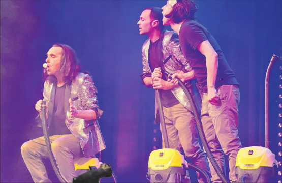 Die Gestik verrät es: Auch Silu und Fäbu würden gern einen Pingpong-Ball aufschnappen, der von einem «Kärcher» in der Luft gehalten wird. (Bilder: rc.)