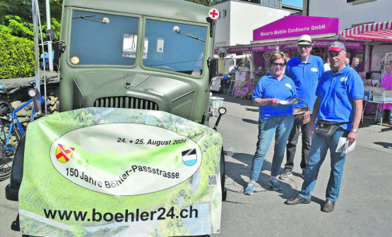 Auftritt am Kulmer Frühlingsmarkt mit einem historischen Militärfahrzeug: Drei Vertreter des Organisationskomitees des Böhler-Passstrassenfestes, (von links) Trudy Müller, Emil Huber und Jürg Fröhlich. (Bild: wr.)