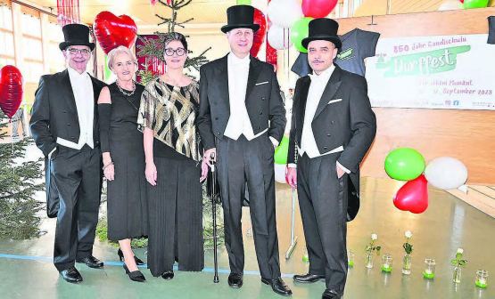 Gelungener Start ins Jubiläumsjahr: Die grosse Gästeschar am Gontenschwiler Neujahrsapéro wurde vom Gemeinderat im edlen und glamourösen Gewand begrüsst. (Bild: zVg.)