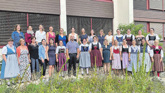 In stimmungsvoller Atmosphäre wurden die Teilnehmenden des Fachkurs Bäuerin am Landwirtschaftlichen Zentrum Liebegg in Gränichen verabschiedet. (Bild: zVg.)