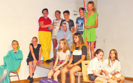 Aufgeräumte Stimmung im Sanatorium der Literaturfiguren: Pipi Langstrumpf und Co. sind auf die Hilfe der SchülerInnen und des Publikums angewiesen. (Bilder: moha.)