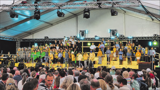 Die jungen Schauspielerinnen und Schauspieler zeigten ihre vielfältigen Talente, vom Singen, Schauspielern und Tanzen bis hin zu Kunststücken, wie etwa ein Radschlag. (Bilder: jaf.)