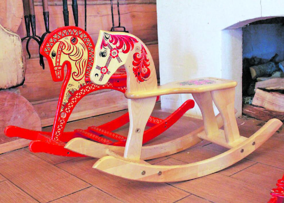 Schaukelpferde aus Holz wären für den Bring- und Holtag geeignet gewesen. (Bild: pixabay)