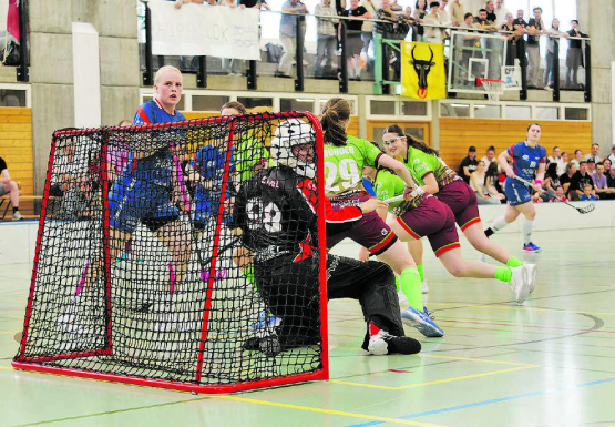 Kämpften um jedes Tor: Die Damen von Lok Reinach. (Bild: Roland Jaus)
