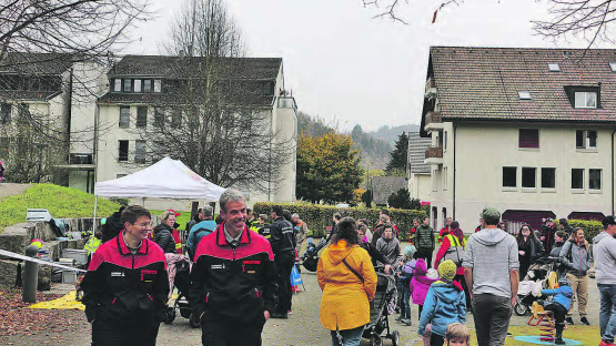 Die Familien und Kinder erkundeten mit grossem Interesse die verschiedenen Posten. Die Feuerwehr freute sich über die vielen Fragen und zeigte den Besuchern die verschiedenen Utensilien und Werkzeuge. (Bilder: jaf.)