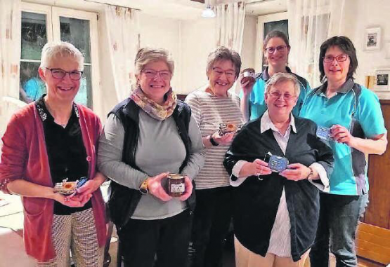 Für fleissigen Probebesuch erhielten diese Spielerinnen vom Handharmonika-Club Staffelbach ein kleines Präsent. (Bild: zVg.)