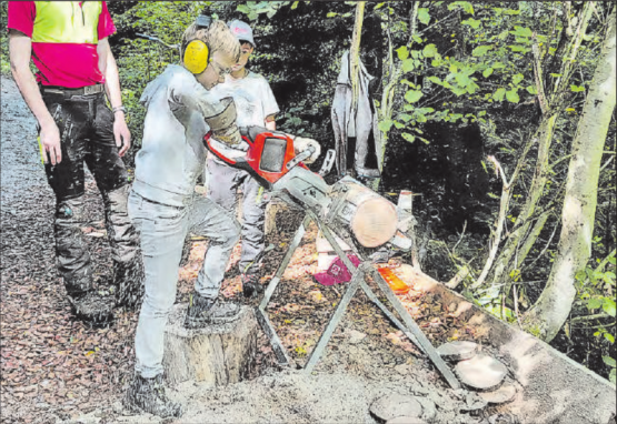 Wer mochte, durfte selber Hand anlegen und die ersten Erfahrungen in der Holzbearbeitung sammeln. (Bild: rms.)