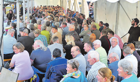 Volles Haus bzw. Zelt: Die Böjuer Gemeindeversammlung auf dem Festgelände Plattenstrasse/Häsigasse verzeichnete mit 246 Anwesenden einen Rekordaufmarsch. (Bild: msu.)