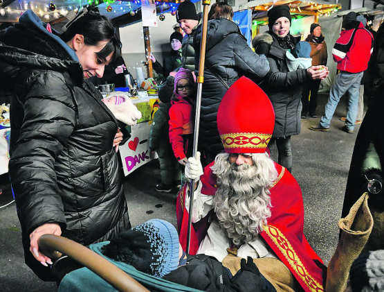 Der Samichlaus durfte nicht fehlen am stimmungsvollen Weihnachtsmarkt, organisiert durch Gewerbe Kulm und die Gemeinde Unterkulm. (Bild: TK.)