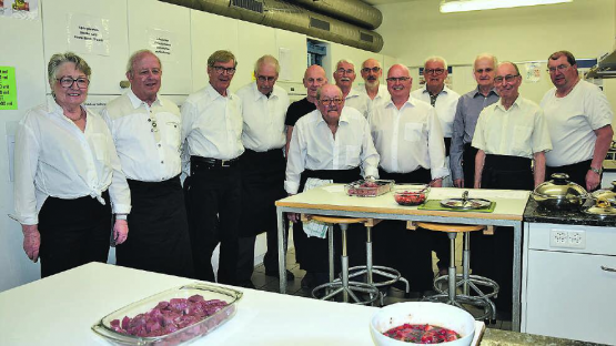 Sie verderben selten den Brei: Die zwölf Kochkursteilnehmer mit ihrer Leiterin, Ursula Beck, bei den Abschlussarbeiten in der Küche. (Bilder: st.)