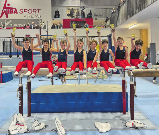 Acht junge Talente des STV Rickenbach durften in Malters die begehrte Auszeichnung in Empfang nehmen: (v.l.) Vitus Akermann, Jarno Thürig, Luc Holliger, Lui Jost, Nael Wasserstrass, Jorin Gassmann, Noah Rademaker, Jamy Schaller. (Bild: zVg.)