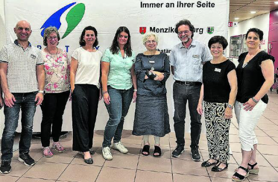 Der Vorstand Spitex Menziken-Burg mit Karin Faes (dritte von links) bei der Mitgliederversammlung im Asana Spital Menziken. (Bild: zVg.)