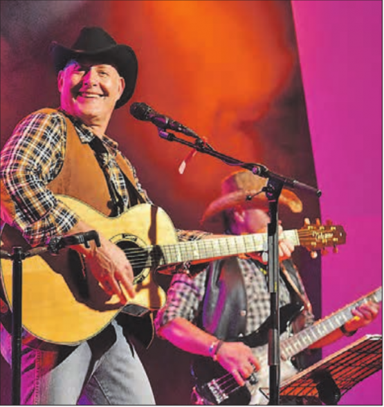 Beste Stimmung im Seener Saloon: Die Country-Rock Band «Just for fun» heizte dem Publikum im Forum kräftig ein. (Bilder: hg.)