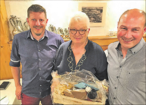 Generalversammlung des Rickenbacher Kulturforums: Präsident Thomas Wyss (r.) mit Susanne Müller und Nico Negri (Neumitglied). Esther Negri fehlt auf dem Bild. (Bild: Li.)