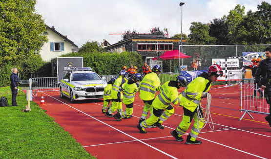 Alle müssen an einem Strang ziehen, sonst bewegt sich das Polizeiauto nicht fort.