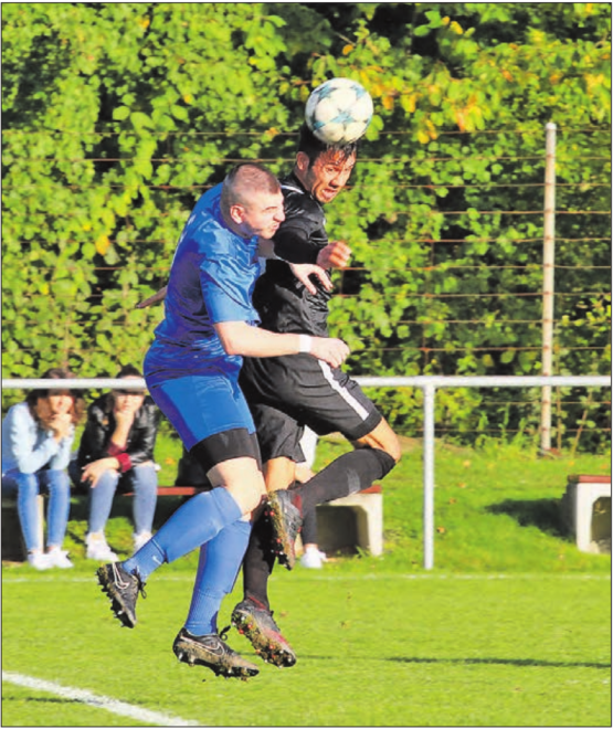 Starke, aber glücklose Leistung des Menzo-Teamseniors Abdullah Naserizadeh. Hier gewinnt er das Kopfballduell gegen HNK-Innenverteidiger Turcin. (Bild: -hhe-)