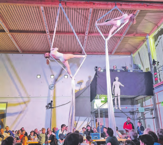 Akrobatik in gruseligem Ambiente gab es am Turnerabend. (Bild: Debora Hugentobler)