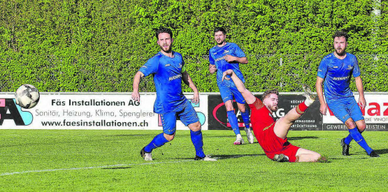 Jakob Johannsmeier fliegt am Ball vorbei. Bereits zuvor verpasste der Schöftler Stürmer den Siegtreffer, in dem er einen Penalty an den Pfosten setzte. (Bild: Otto Lüscher)