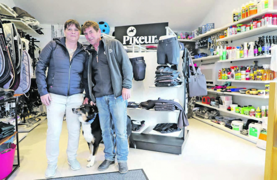 Auch Hündin Zora durfte zur Feier des Tages posieren: Enrico und Monica Portner-Secchi in ihrem kleinen Reich an der Zihlstrasse 18 in Reinach. (Bild: rc.)