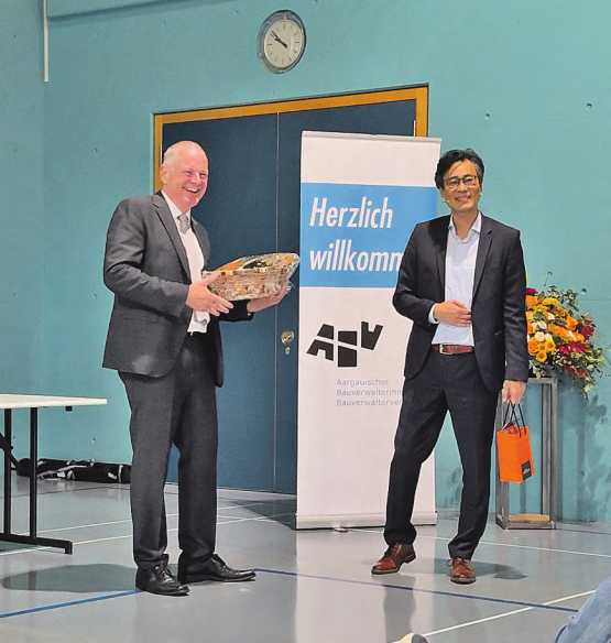 Zu Besuch: Jilko Müller, Präsident der Aargauischen Bauverwalterinnen und Bauverwalter, begrüsste Regierungsrat Stephan Attiger an der Generalversammlung. (Bild: zVg.)