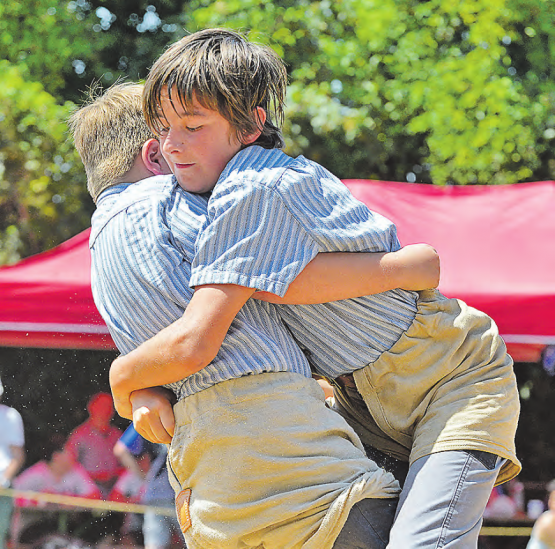 Doppelzweig verpasst: Trotz dieses Plattwurfes mittels Kreuzgriff fehlte dem Unterkulmer Marco Leutwyler (rechts) in Dornach ein Viertelpunkt für Eichenlaub. (Bild: wr)