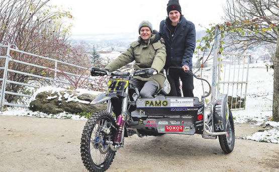 Noch einmal posieren für die Fans und Sponsoren: Bolliger/Leutwyler beenden ihre Sidecar-Karriere. (Bilder: zVg.)