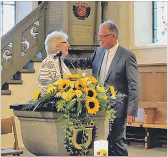 Abschiedsgottesdienst: Pfarrerin Helene Widmer wird in der Kirche Birrwil herzlich verabschiedet. (Bild: zVg.)