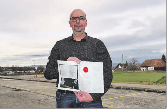 OK-Präsident und Vizeammann Thomas Buchschacher präsentiert eine Kopie der Urkunde, in der Schöftland vor 800 Jahren erstmals erwähnt wurde – Ein Grossteil der Festivitäten rund um das 800-Jahr-Jubiläum von Schöftland findet im Zelt von «Das Zelt» statt. (Bilder: ran/zVg.)