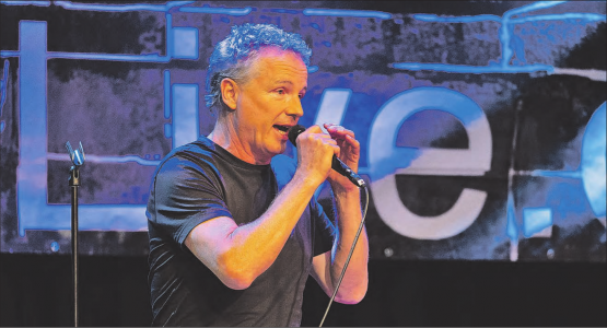 Ueli Schmezer im Forum Seon: Mit seiner Band gab er die Mani-Matter-Lieder nicht nur zum Besten, sondern verlieh ihnen einen modernen Touch. (Bild: Josef Stocker)