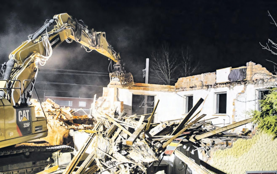 Kreiselbaustelle in Teufenthal: In einer Nachtaktion leisten Bagger und Greifer präzise Abbrucharbeit. (Bilder: Roland Jaus)