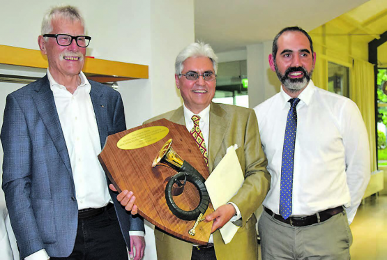 Generationenwechsel im wahrsten Sinne des Wortes: Hannes Rösch (li.) verabschiedet Leonardo Stanca und heisst seinen Sohn Lucio herzlich willkommen. (Bilder: st.)