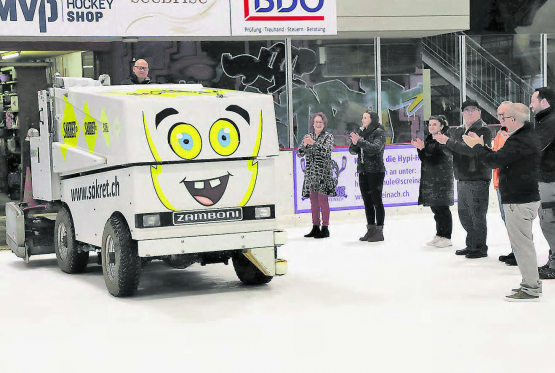 Auf seiner letzten Fahrt auf der Reinacher «Zamboni». Spalier gestanden sind Vertreterinnen und Vertreter der Genossenschaft und einige Gäste, die zum Abschied vorbeigekommen sind. (Bilder: rc.)