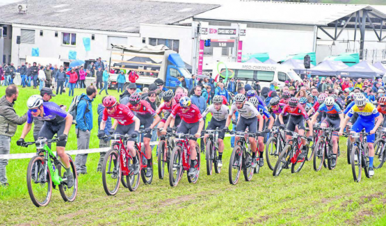 Der Start ist fast wie die spätere Rangliste: An der Spitze der Deutsche Luca Schwarzbauer, gefolgt von Mathias Flückiger, dem Franzosen Jordan Sarrou, Lars Forster oder Vital Albin. Auch Joel Roth (weisses Dress) kommt gut weg. (Bilder: Raphael Nadler)