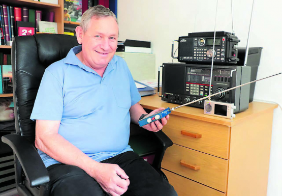 Hans Nöthiger mit seinen verschiedenen Weltempfängern, die er sich über die Jahre angeschafft hat. Der kleine blaue TEF 6686 ist technisch das modernste Gerät von allen.