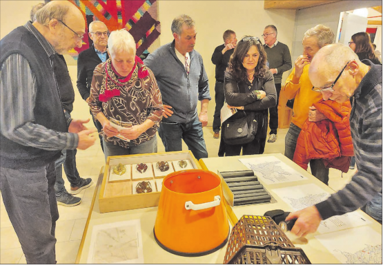 Informations- und Anschauungsmaterialien machten den Vortrag besonders anschaulich: Nach dem Vortrag standen die Fachpersonen für Fragen bereit, und die Zuhörer konnten die Bedeutung der Flusskrebse für das Ökosystem unmittelbar nachvollziehen. (Bilder: zVg.)