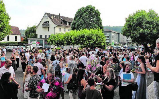 Bei einem Apéro fand die Abschlussfeier in lockerer Atmosphäre ihren Ausklang. (Bilder: jaf.)
