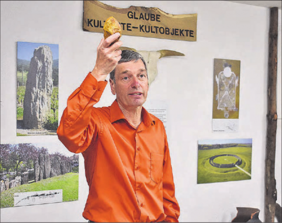 Othmar Wey präsentiert den Faustkeil, welcher um die 250’000 Jahre alt sein dürfte. (Bilder: hg.)