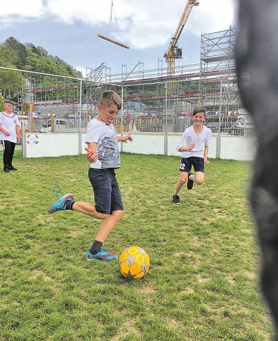 Leotrim, Matteo, Elja (v.l.): Ohne Schiedsrichter lernten die Kinder Eigenverantwortung für das Spiel und für die Instandhaltung der Anlage zu übernehmen. (Bild: zVg.)