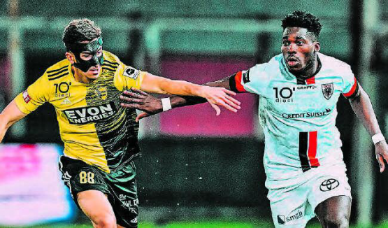 Isaac Pappoe ist eine der auffälligsten Figuren beim FC Aarau. Auch den Gegenspieler aus Nyon, Diogo Carraco, hält der 19-Jährige auf Distanz. (Bild: Sarah Rölli)