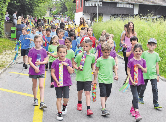 Grosses Highlight der dreitägigen Feierlichkeiten war der kunterbunte Jugendfestumzug. (Bilder: hg.)