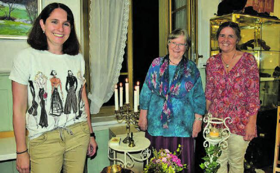 Die drei Akteurinnen in märchenhafter Umgebung: Nicole Weyeneth, Verena Lüscher und Evelin Amsler (v.l.). Ihre gute Laune dürfte von der Freude über den Besucheraufmarsch herrühren. (Bilder: st.)