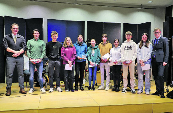Erfolgreiche Gränicher Sportlerinnen und Sportler zwischen den Gemeinderäten Andreas Fetscher und André Mumenthaler.