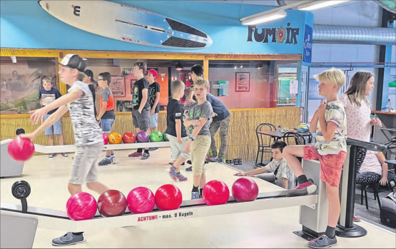 Mit grosser Begeisterung bei der Sache: Die Ferienspass-Kinder beim Besuch im Bowling-Center in Sursee. (Bilder: Silvia Junker)