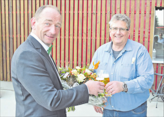 Anstossen nach der Übergabe: Der abtretende Präsident Manuel Eichenberger (links) übergibt nach zwölfjähriger Amtszeit das Zepter von Jardin Suisse Aargau an René Leuenberger aus Laufenburg. (Bilder: Raphael Nadler)